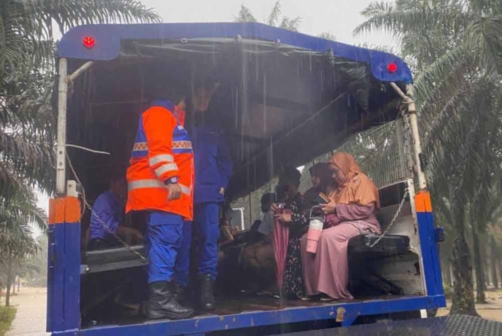 Mangsa banjir dipindahkan ke PPS dengan menggunakan lori APM.