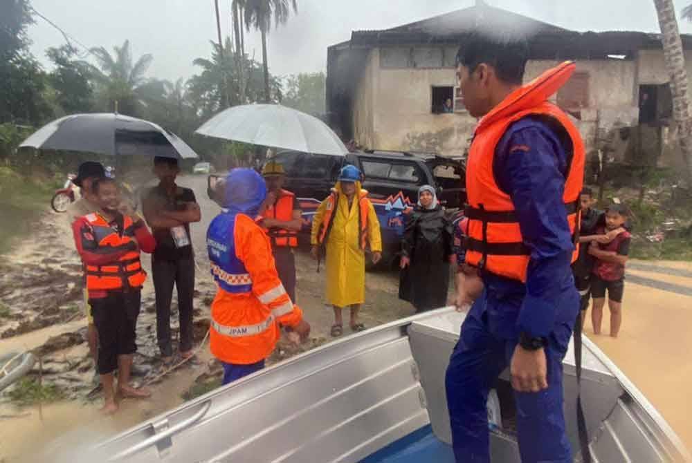 Usaha memindahkan mangsa banjir dilakukan di Tanah Merah pada Ahad.