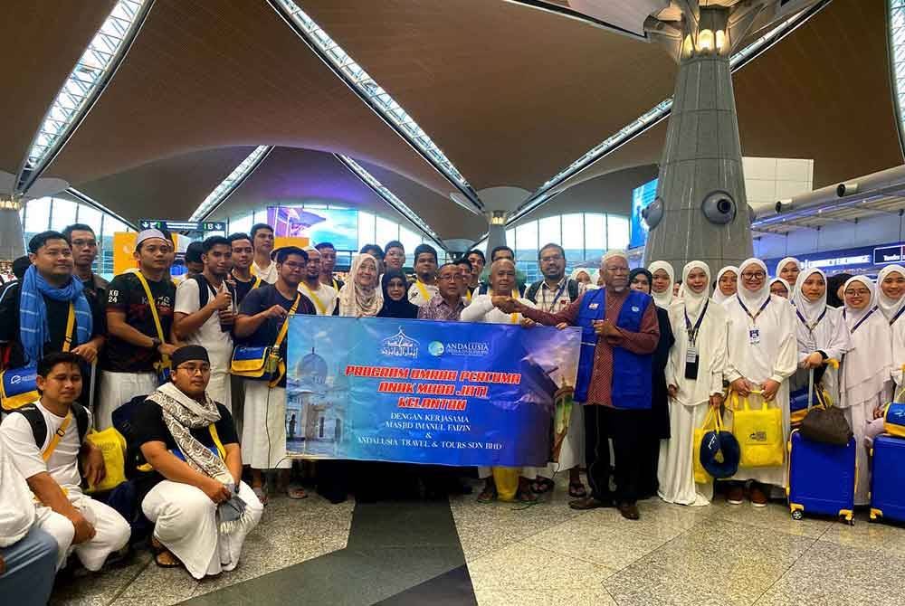 Kumpulan pertama peserta Program Umrah Percuma Anak Muda Jati Kelantan anjuran Andalusia Travel & Tours Sdn Bhd dengan kerjasama Masjid Imanul Faizin sebelum berlepas ke tanah suci.