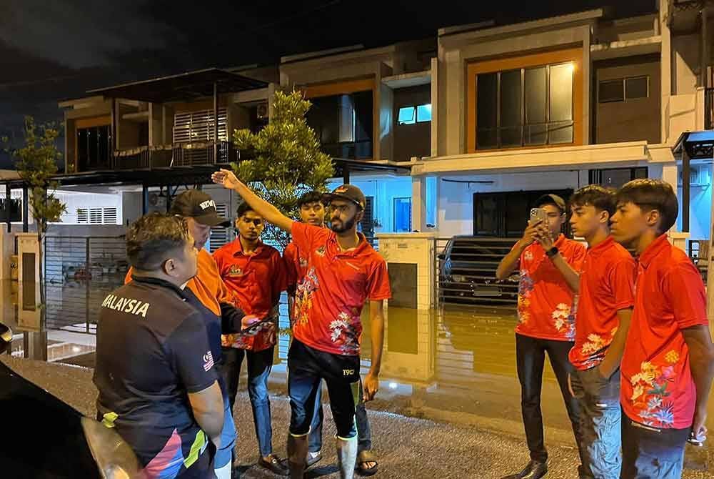 Pasukan sukarelawan Pusat Khidmat Rakyat Parlimen Sungai Buloh digerakkan bagi membantu penduduk.