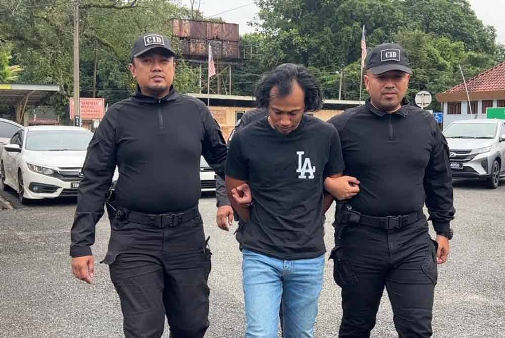 Muhammad Affandi (tengah) di hadapkan di Mahkamah Majistret Kuala Berang, Hulu Terengganu pada Isnin atas dua pertuduhan memiliki bahan penganiayaan seksual kanak-kanal dan video lucah.