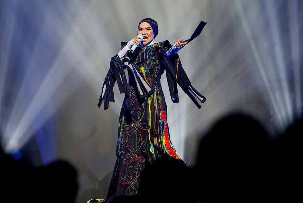Aina sekali lagi berjaya mengubah pentas menjadi kanvas magis dengan alunan vokal menusuk kalbu serta visual futuristik yang memukau dalam konsert jelajah album Imaji di Zepp Kuala Lumpur, baru-baru ini. Foto Bernama
Memulakan persembahan dengan lagu 'Imaji' dan 'Kejam', kelunakan suara Nurul Aina Abdul Ghani, 31, dilihat tidak mengambil masa lama untuk 'merasuk' kira-kira 1,500 penonton yang hadir dalam konsert jelajahnya itu.
Sorakan dan teriakan "I love you Aina” tidak putus-putus kedengaran dari ruang tempat duduk penonton yang menyatakan sokongan kepada penyanyi kesayangan mereka sepanjang dua jam setengah persembahan berlangsung.