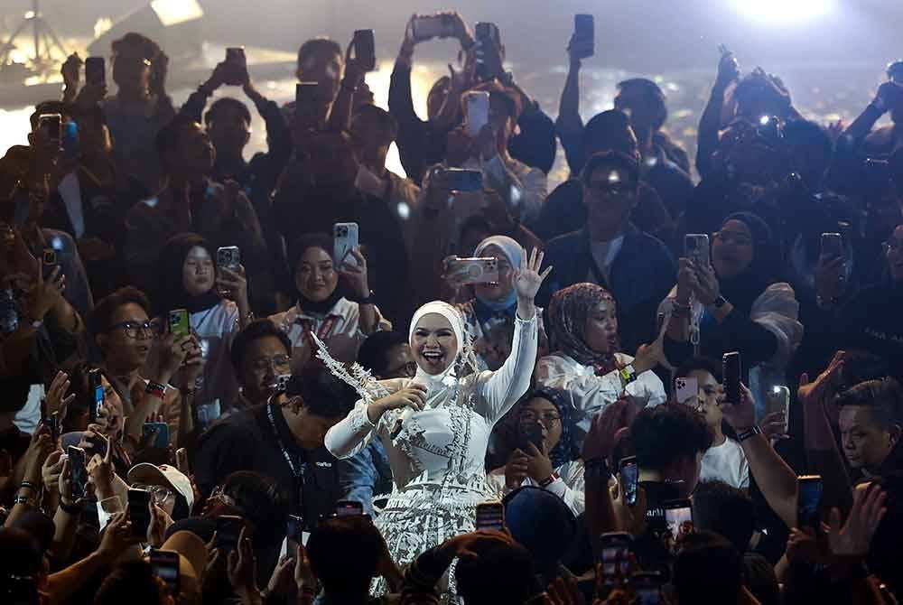 Aina menghiburkan kira-kira 1,500 peminat beliau dengan dendangan hampir 20 buah lagu.