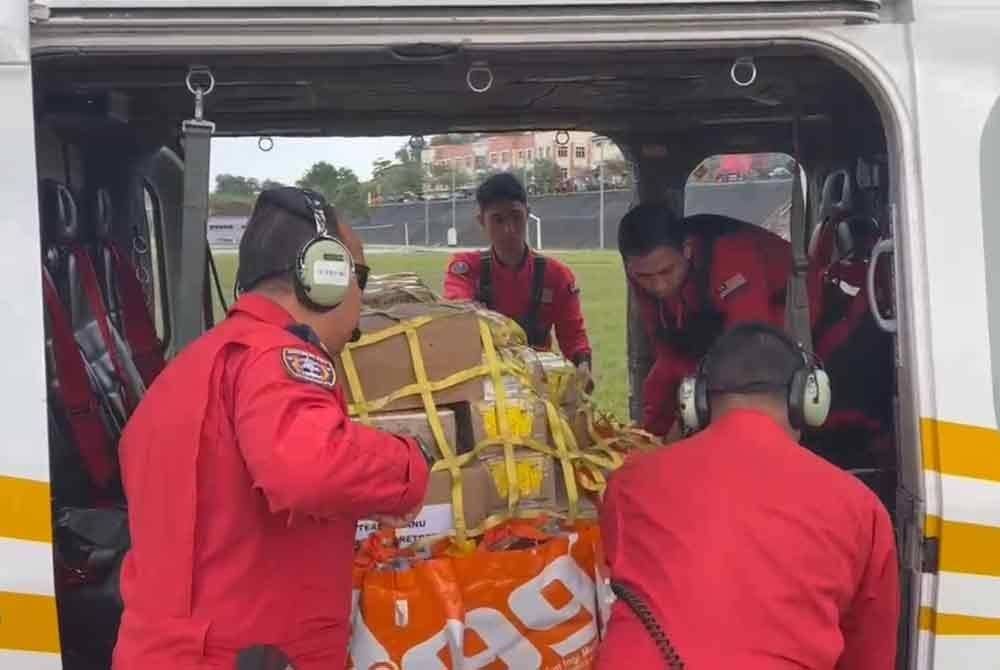 Anggota bomba melakukan penerbangan menggunakan Helikopter Agusta AW 139 ke lokasi terputus hubungan dalam bencana banjir gelombang ketiga melanda pada Isnin.