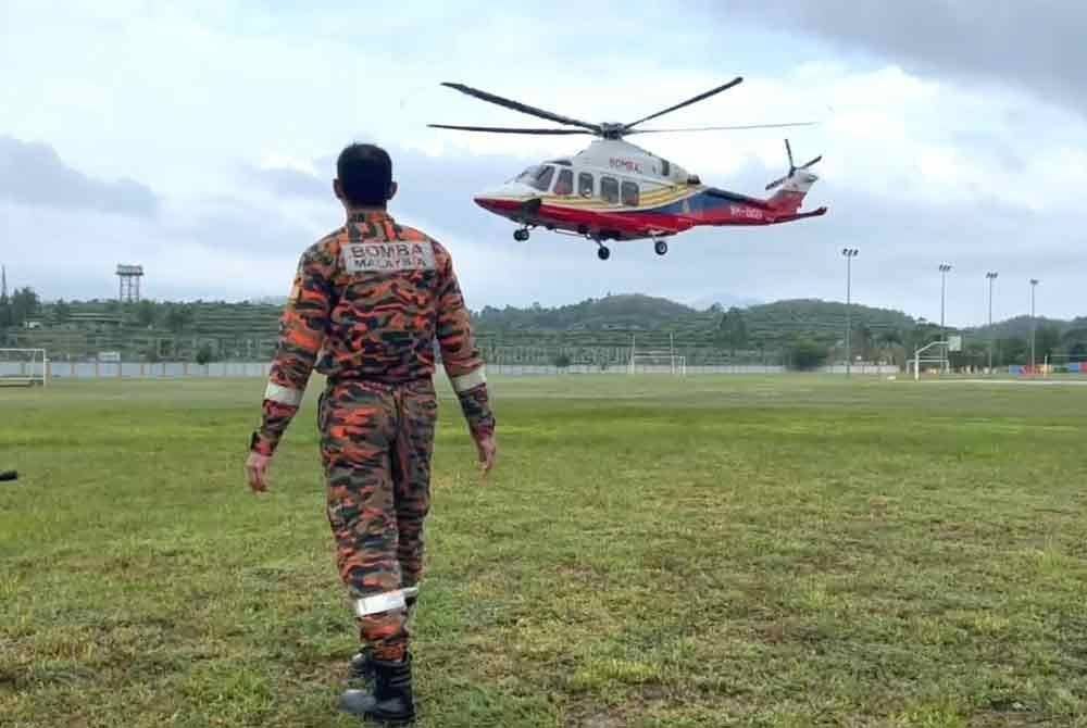 Unit Udara Jabatan Bomba dan Penyelamat Malaysia (JBPM) Terengganu melakukan penerbangan untuk menghantar bekalan makanan ke Kampung Langkap, di Setiu yang terputus hubungan.