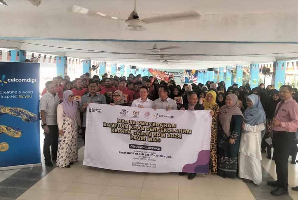 Noor Hariri (lima, kiri) bersama pelajar yang menerima kit peperiksaan selepas penyampaian bantuan khas persekolahan.