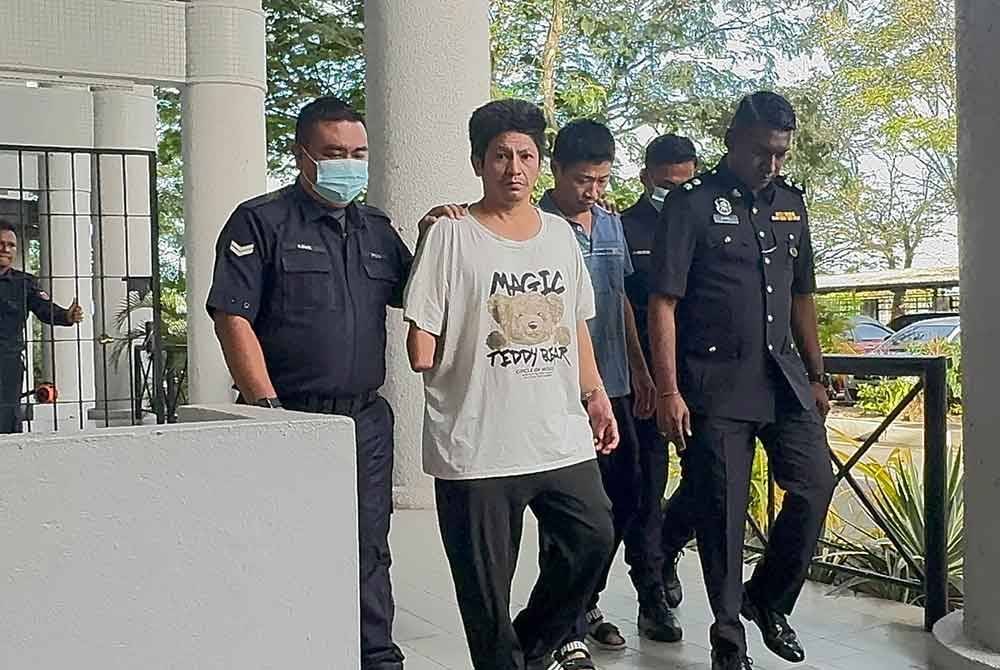 Mereka turut menghadapi pertuduhan secara berasingan membabitkan memiliki harta curi.