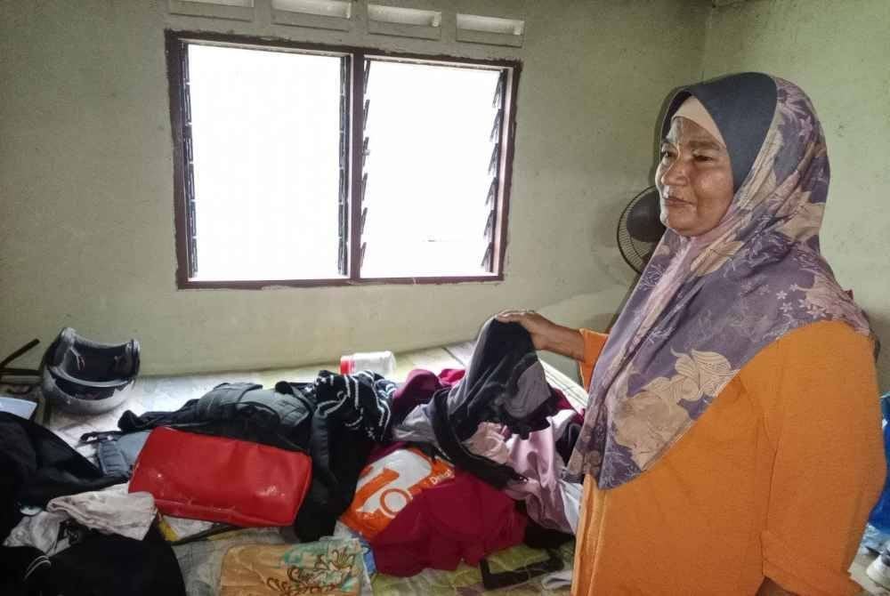 Siti Zainab menunjukkan pakaian yang berselerak angkara kera.