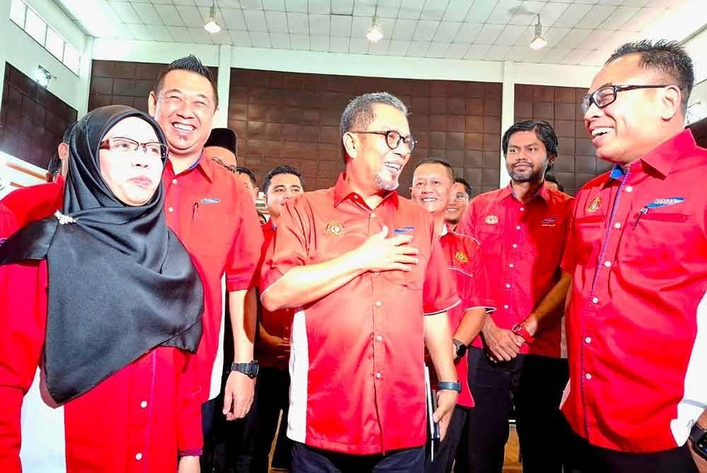 Mohd Hanafiah (tengah) menyantuni warga Kemas Perak sempena lawatan ke Pusat Kegiatan Masyarakat Kemas Gopeng pada Isnin.