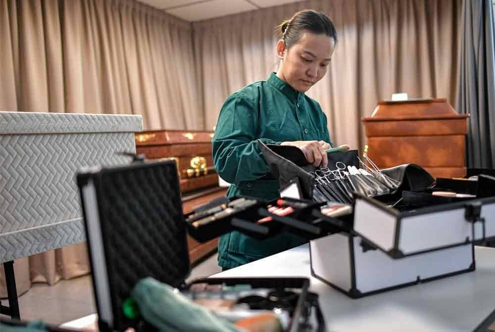 Aileen berkata, minatnya terbit selepas melihat bagaimana jasad abangnya yang maut akibat kemalangan jalan raya tidak diuruskan dengan sempurna, sekali gus meninggalkan memori buruk buat dirinya. Foto Bernama