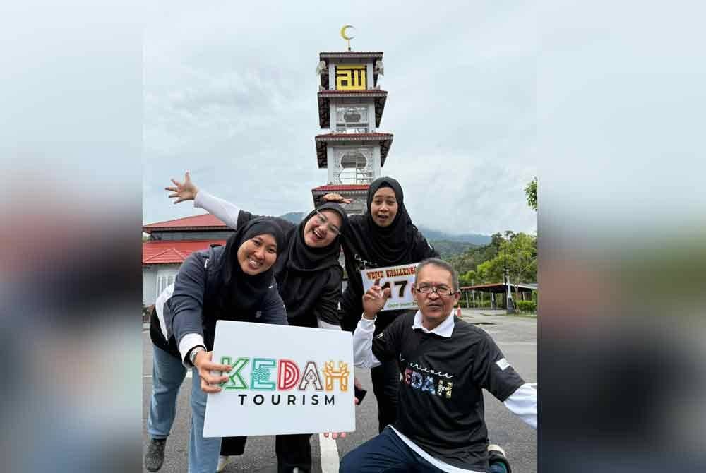 Peserta melaksanakan tugasan swafoto dan perlu memuat naik ke media sosial apabila sampai ke destinasi menarik yang ditetapkan.