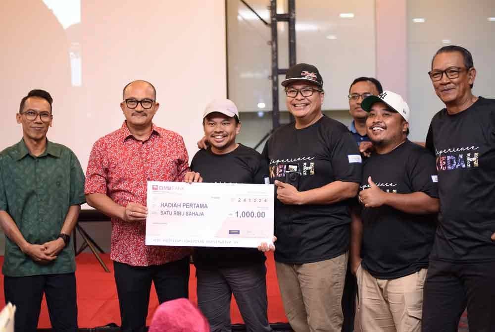 Mohd Salleh (dua kiri) menyampaikan hadiah kepada pemenang.