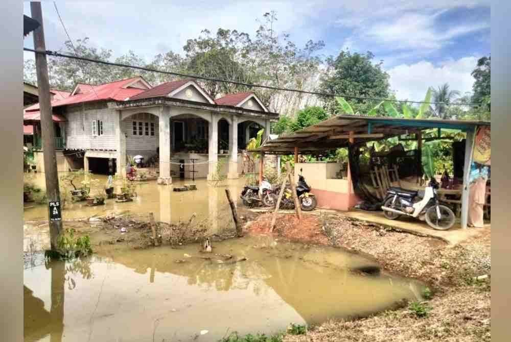 Pekarangan rumah Umi Alya Noor yang masih digenangi air