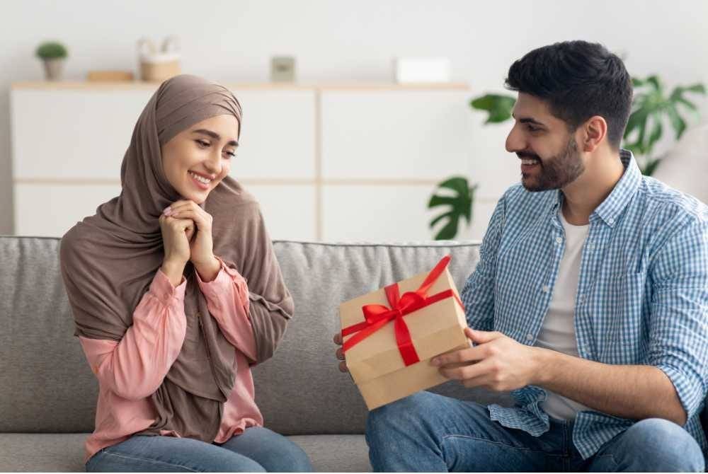 Jika melibatkan pemberian suami kepada isterinya misalnya gelang bernilai RM10,000 ketika masih hidup, maka harta itu sudah menjadi milik isteri.