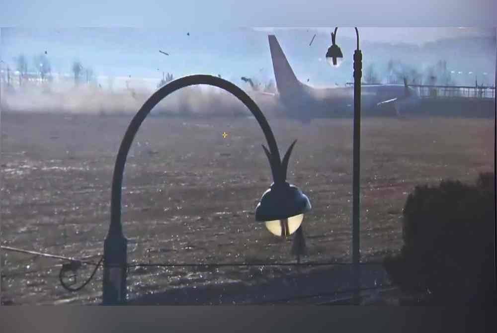 Detik akhir pesawat penerbangan 7C 2216 meluncur dengan laju sebelum merempuh tembok berkenaan. - Foto Agensi