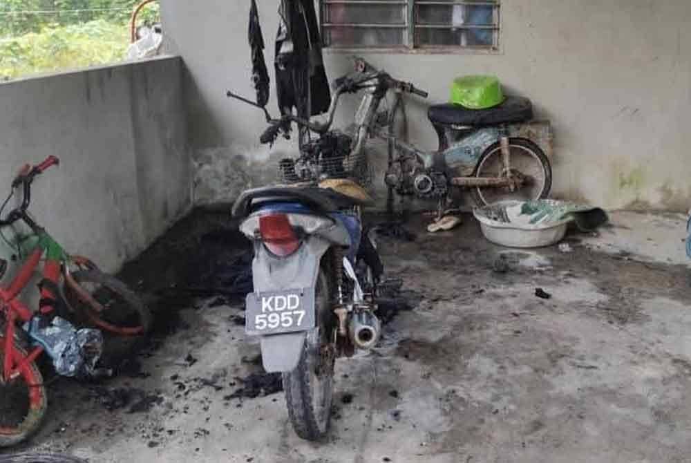 Kebakaran membabitkan motosikal yang terbakar di hadapan rumah mangsa.