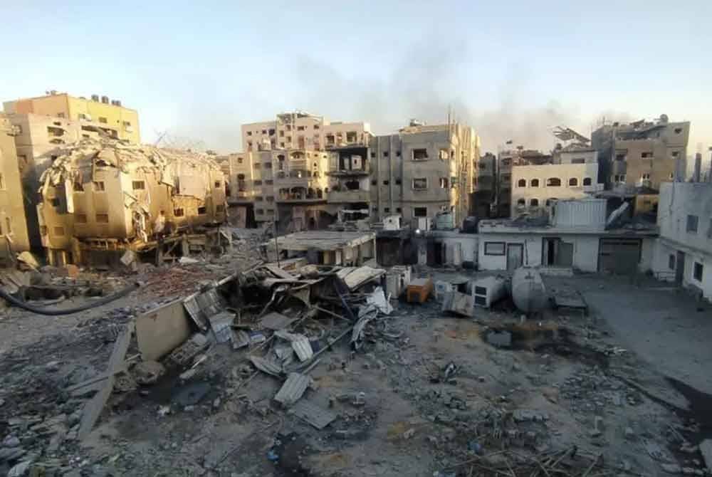 Pasukan Israel membakar Hospital Kamal Adwan di Beit Lahia, utara Gaza, hospital terbesar di kawasan itu yang memberi perkhidmatan kepada lebih 400,000 penduduk, pada Jumaat. Foto Anadolu Agency
