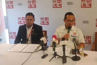 Anuar (kanan) semasa sidang akhbar pada Majlis Meet And Greet Bersama Ketua Pegawai Eksekutif Perbadanan Wakaf Selangor di sebuah restoran di Shah Alam pada Isnin.