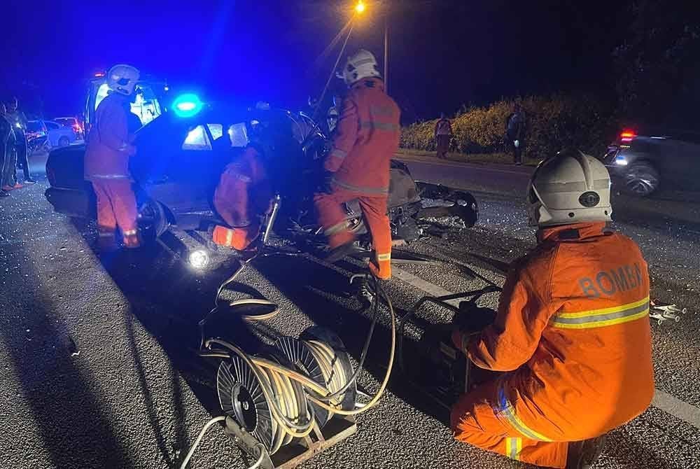 Anggota bomba mengeluarkan membantu mangsa kemalangan di KM 63, Jalan Kota Bharu - Kuala Terengganu dekat Chalok Kedai, Setiu malam tadi. Foto Bomba