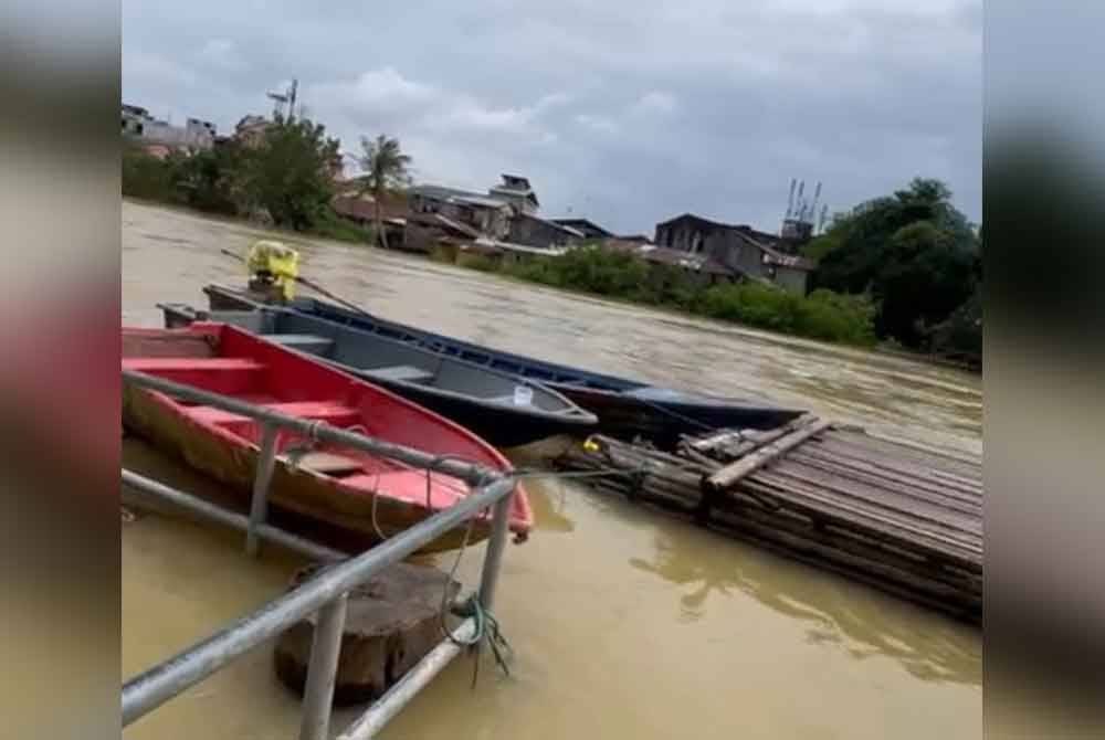 Keadaan paras air di Sungai Golok di Pangkalan Gergaji, Rantau Panjang.
