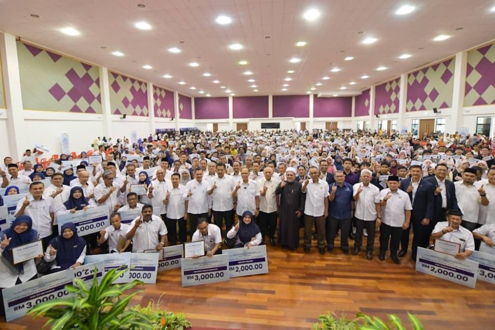 Dato’ Sri Diraja Haji Wan Rosdy (tengah) bersama barisan Exco dan peserta yang hadir pada Majlis Penyampaian Insentif Kecemerlangan Sijil Pelajaran Malaysia (SPM), Sijil Tinggi Persekolahan Malaysia (STPM) dan Sijil Tinggi Agama Malaysia (STAM) tahun 2023 Negeri Pahang, di Universiti Teknologi MARA Cawangan Raub.