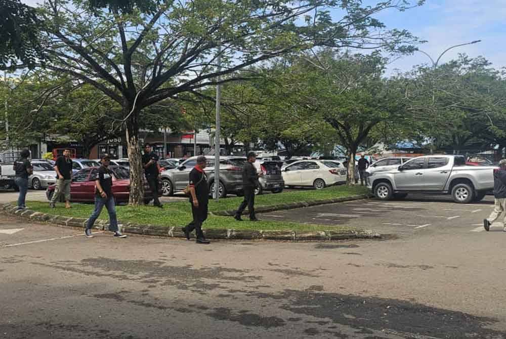 Sekumpulan individu dipercayai peserta perhimpunan aman Bangkit Sabahan di Anjung Selera, Likas, Kota Kinabalu.