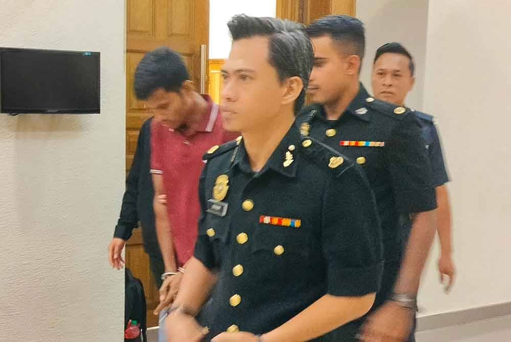 Tertuduh (kiri) diiringi pegawai SPRM keluar dari mahkamah selepas mengaku bersalah dan dijatuhkan hukuman dua bulan penjara pada Selasa.