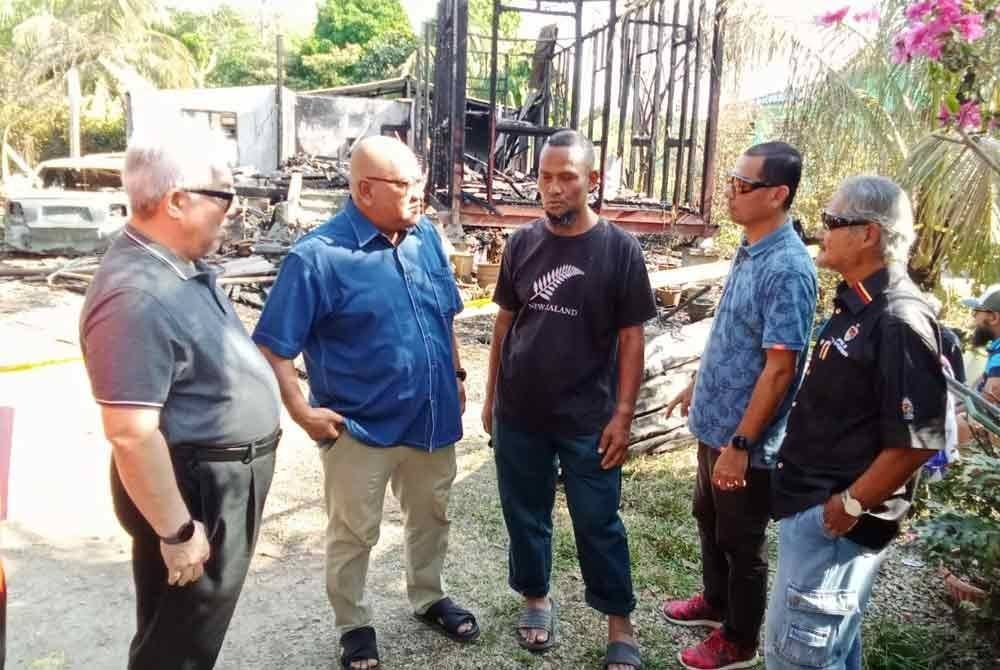 Exco Warisan, Adat- Istiadat Melayu,Teknologi,Inovasi dan Digital negeri, Datuk Mohd Faizal Ramli (dua kiri) bersama Speaker Dewan Undangan Negeri (DUN), Datuk MK Ibrahim Abd Rahman (kiri) turut ke lokasi bertemu mangsa, Noor Aiza (tiga kiri).