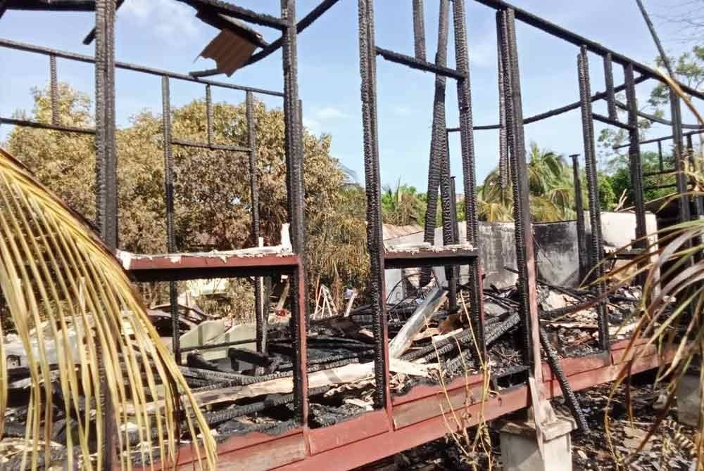 Kejadian kira-kira jam 2.30 pagi itu menyebabkan mangsa sekeluarga tidak sempat menyelamatkan barangan dan dokumen penting berikutan api cepat marak dalam tempoh kira-kira dalam lima minit.