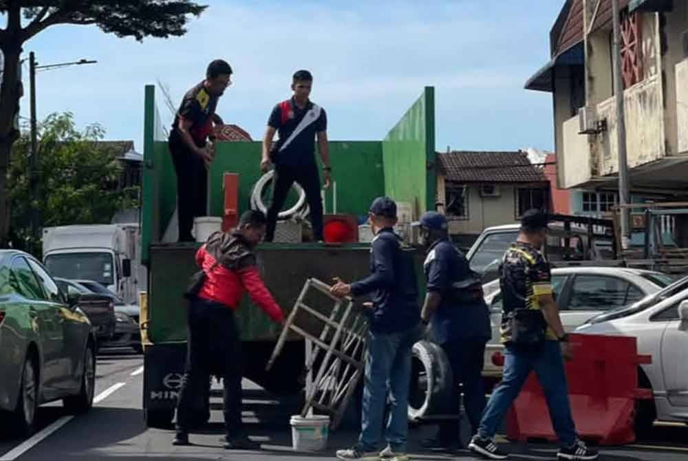 Kesemua barangan yang dikenakan sita dibawa ke stor sitaan Jalan Lombong, Taman Miharja Cheras.