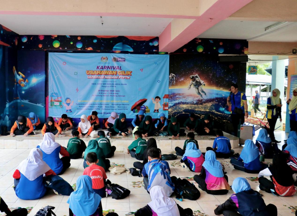 Sebahagian murid yang menyertai pertanding susun puzzle khusyuk menyiapkannya.