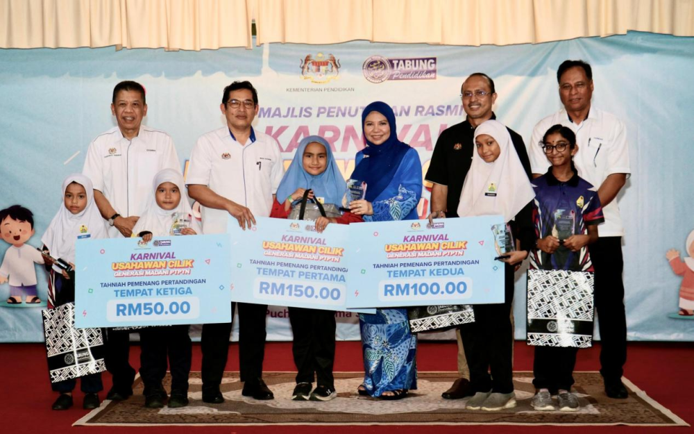Norliza menyampaikan hadiah kepada kepada para pemenang pertandingan di Karnival Usahawan Cilik Generasi Madani PTPTN.