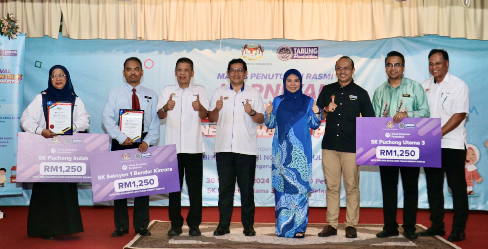 Norliza menyampaikan insentif dan sijil kepada sekolah yang telah menyertai Kelab Simpanan Pendidikan.