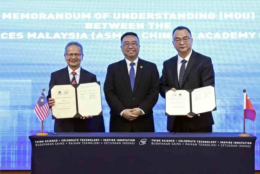 Lih Kang (tengah) bergambar selepas majlis menandatangani MoU antara Presiden ASM, Datuk Dr Tengku Mohd Azzman Shariffadeen (kiri) dan Naib Presiden Akademi Sains China (CAS), Profesor Hongping He (kanan) di Akademi Sains Malaysia, baru-baru ini. Foto Bernama