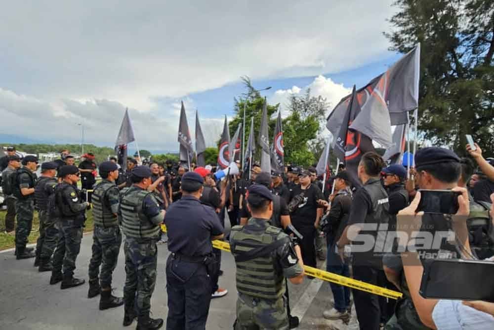 Pertubuhan Lima Generasi (PLG) Sabah antara yang hadir dari kumpulan Himpunan Aman Bangkit Sabah yang berada di hadapan laluan utama masuk ke Menara Kinabalu.