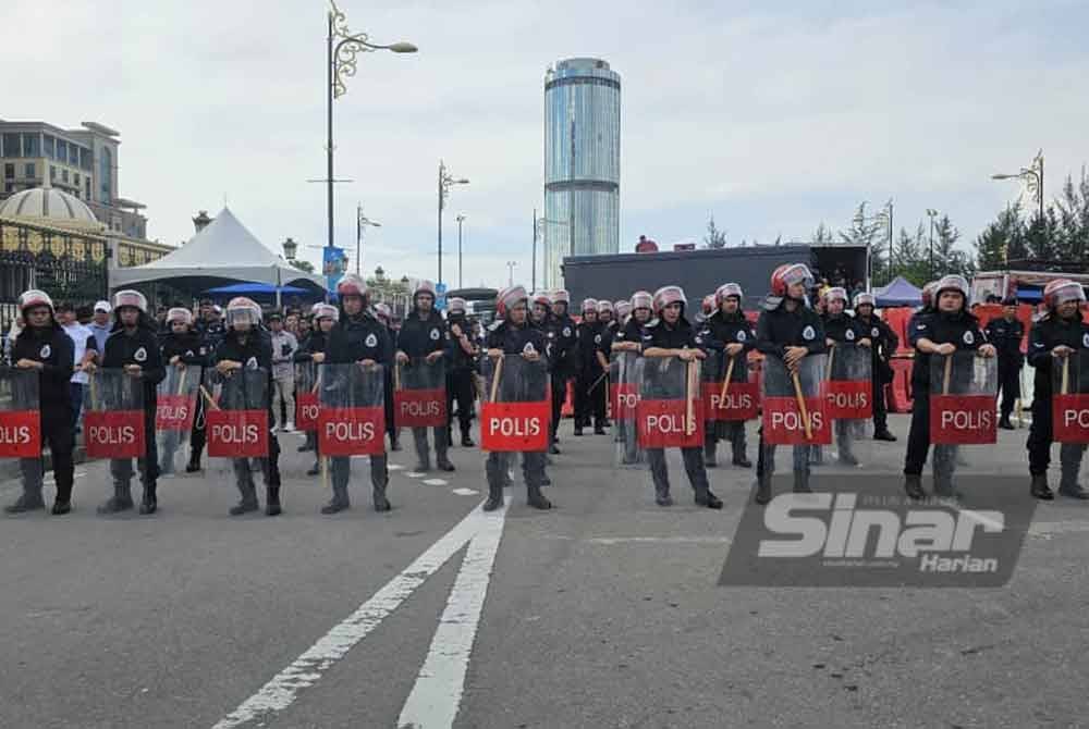 Pasukan Anti Rusuhan Briged Sabah (PORU) mula dikerah untuk membuat kawalan keselamatan di kawasan hadapan Menara Kinabalu, Likas.