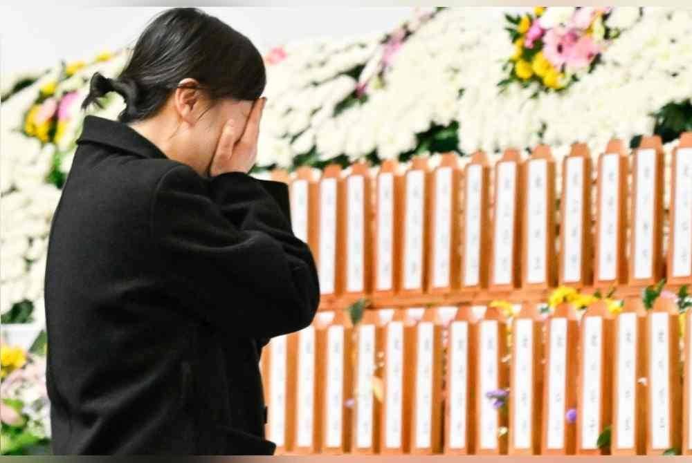 Ahli keluarga memberi penghormatan untuk mangsa nahas pesawat Jeju Air di Muan, barat daya Korea Selatan. Foto Xinhua