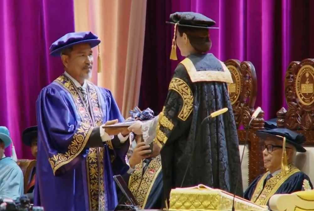 Datuk M Nasir dianugerahkan Ijazah Kehormat Doktor Persembahan pada Majlis Istiadat Konvokesyen Ke-26 Universiti Pendidikan Sultan Idris (UPSI).