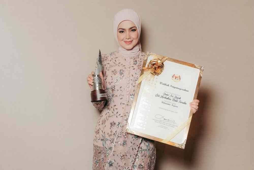 Hasil kerja keras selama hampir tiga dekad, penyanyi tersohor Datuk Seri Siti Nurhaliza, 45, dianugerahkan sebagai Biduanita Negara sempena Anugerah Seni Negara 2024 anjuran Kementerian Pelancongan, Seni dan Budaya.