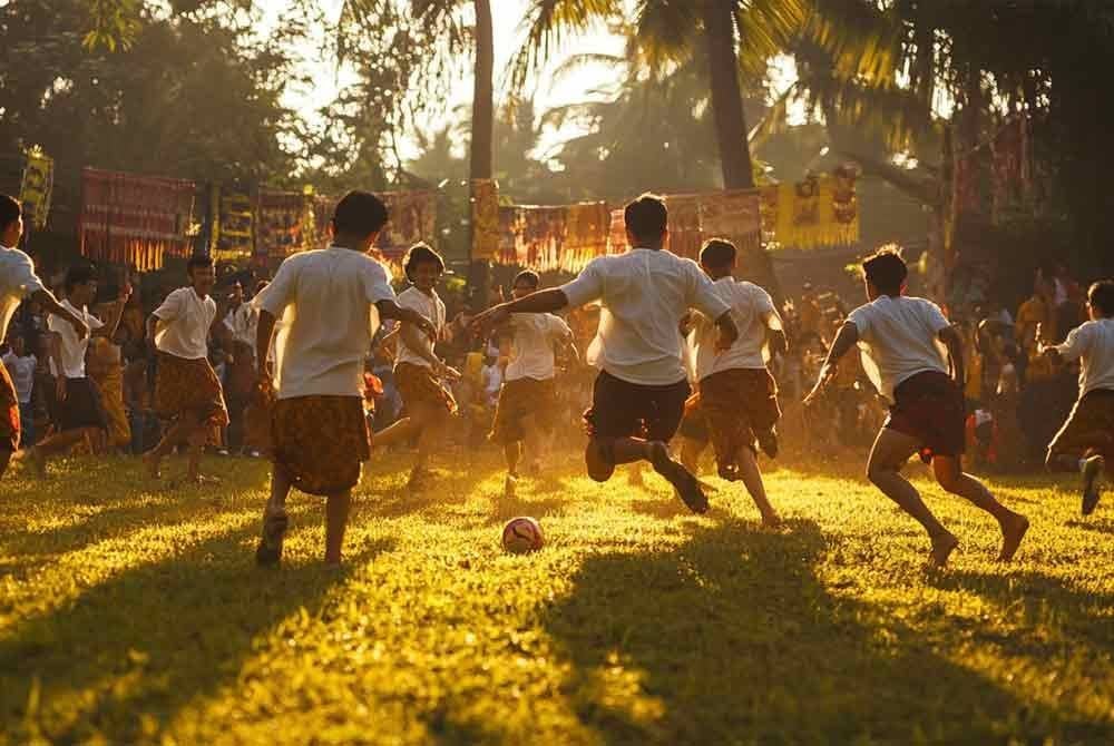 Pertunjukan perlawanan bola sepak kain pelikat, perlawanan itu akan berlangsung melibatkan pasukan daripada Sinar Harian dan orang kampung.
