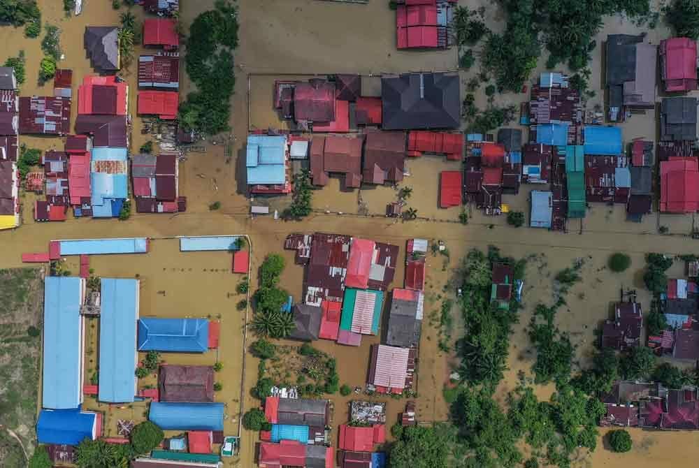 Keadaan di kawasan rendah sekitar pekan Rantau Panjang yang digenangi air limpahan Sungai Golok berikutan hujan lebat di kawasan hulu Kelantan, ketika tinjauan pada Selasa. Foto Bernama