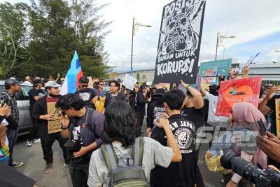 Hampir 100 dipercayai mahasiswa Universiti Malaysia Sabah (UMS) tiba di hadapan Menara Kinabalu sekitar jam 3 petang selepas berarak kira-kira satu jam dari pintu gerbang universiti itu.