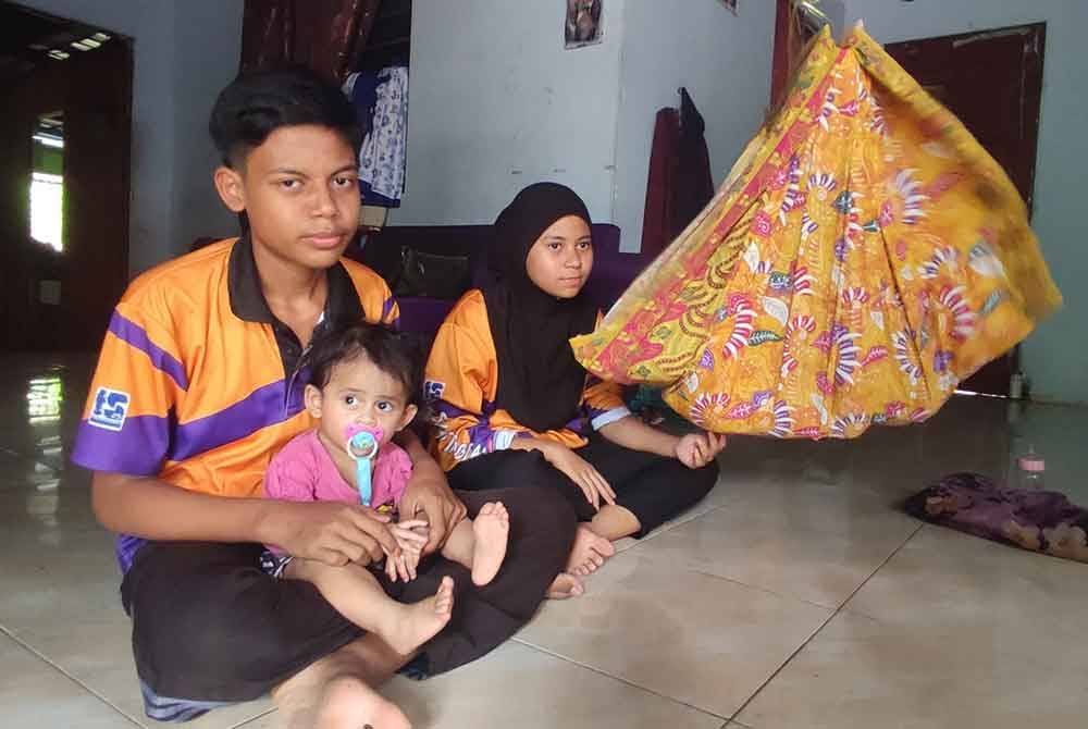 Empat beradik dari Kampung Tanjung Musa menumpang kasih bapa dan ibu saudara selepas kehilangan ibu dan bapa tiri dalam kemalangan di Jalan Alor Pudak-Titi Haji Idris pada malam Khamis.