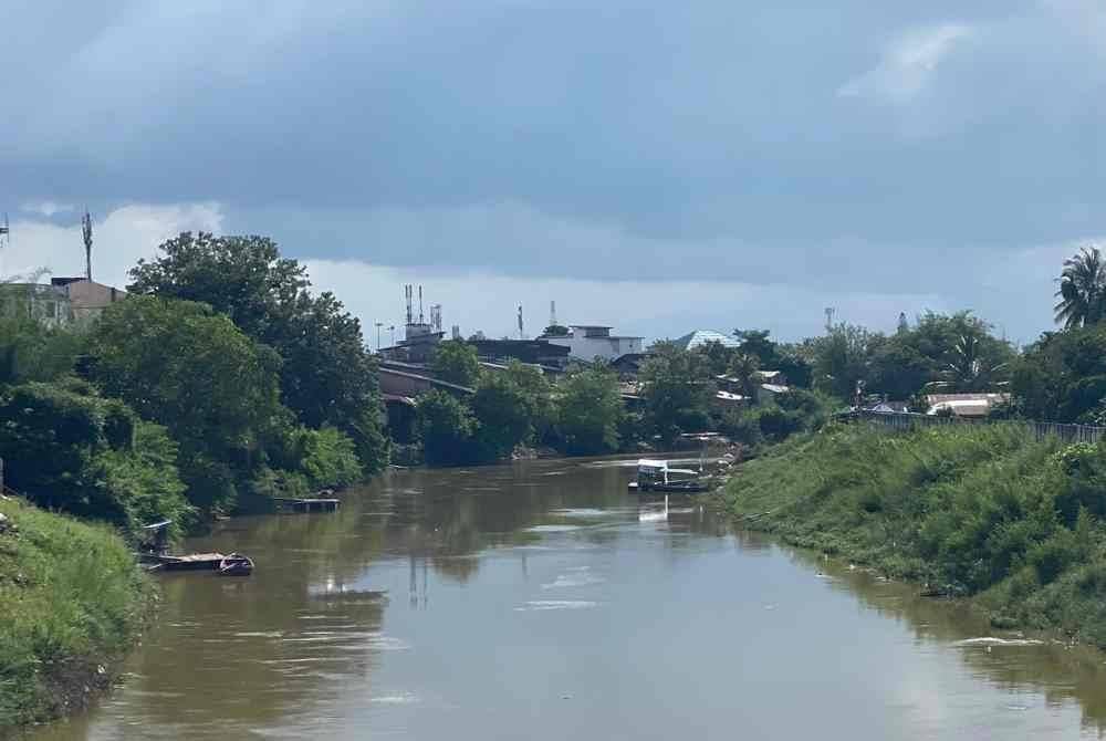 Sungai Golok yang memisahkan antara Malaysia-Thailand sepanjang sekitar 120 kilometer bermula dari Jeli ke Tumpat merupakan ‘lubuk rezeki’ kepada penduduk yang tinggal di sempadan.