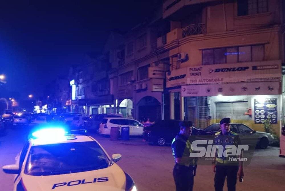 Beberapa anggota polis termasuk unit peronda menjalankan kawalan di sekitar lokasi kejadian.
