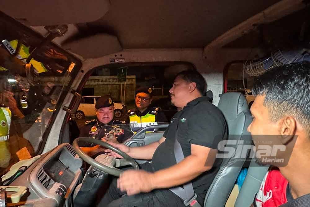 Pemandu lori memberikan kerjasama ketika diperiksa oleh pihak JPJ di Kota Bharu. FOTO SINAR HARIAN-ADILA SHARINNI WAHID.