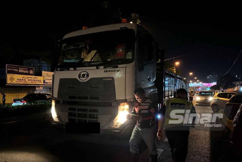 Pemeriksaan ke atas kenderaan perdagangan dilakukan oleh pihak JPJ. FOTO SINAR HARIAN-ADILA SHARINNI WAHID.