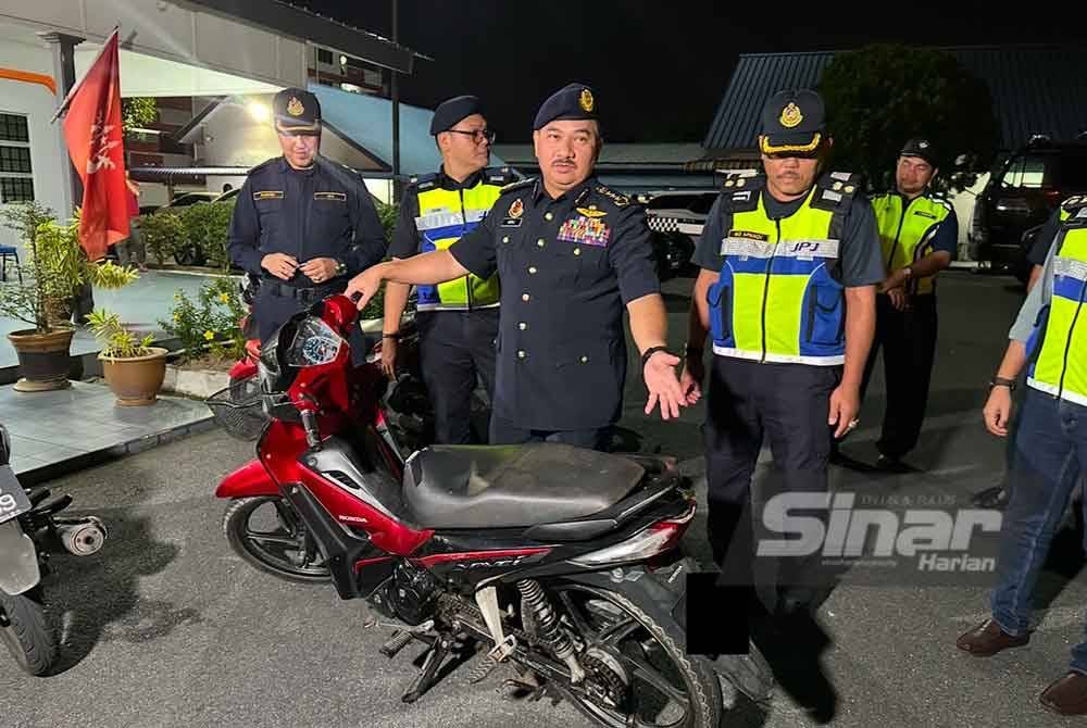 Muhammad Kifli (dua dari kanan) menunjukkan antara motosikal Thailand yang sita akibat diubah suai. FOTO SINAR HARIAN-ADILA SHARINNI WAHID.