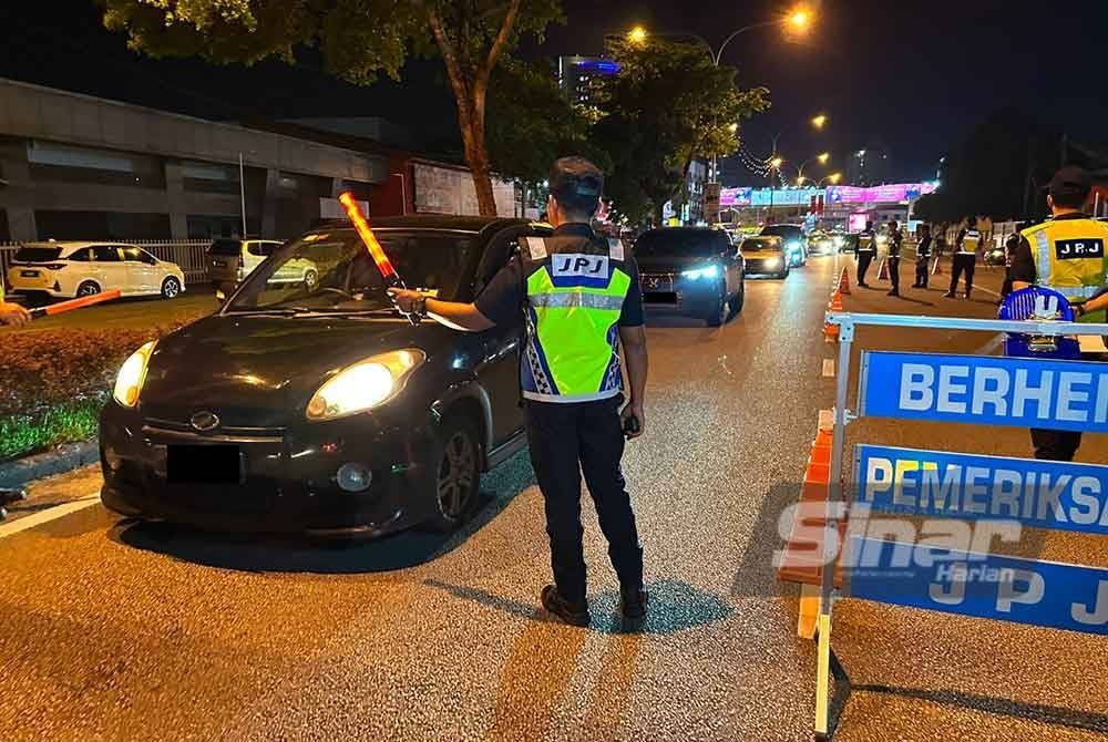 JPJ melakukan pemeriksaan ke atas kenderaan di sekatan jalan raya di Kota Bharu pada Selasa. FOTO SINAR HARIAN-ADILA SHARINNI WAHID.