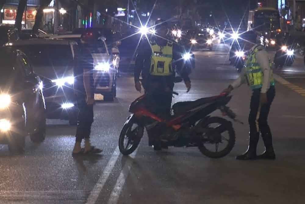 Penunggang motosikal warga Pakistan ditahan selepas dikesan melawan arus.